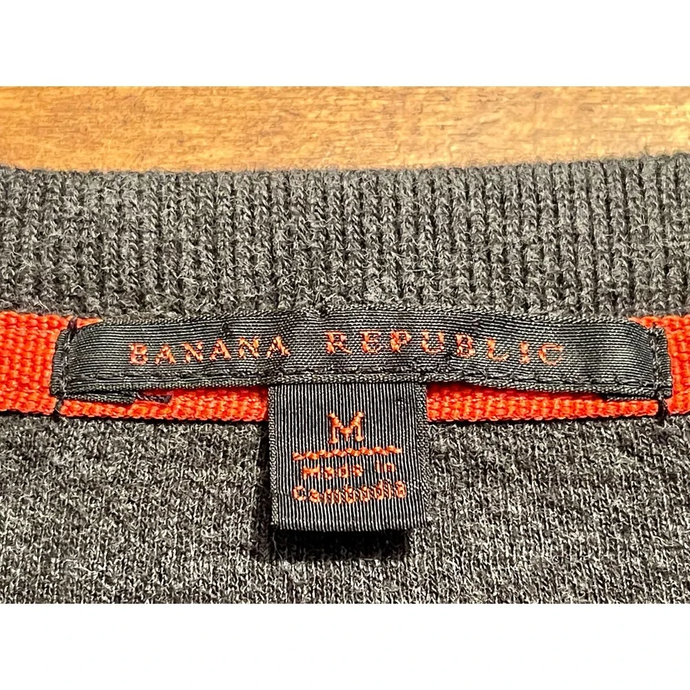 Banana Republic Mens Medium V-Neck Sweater Pullover Gray+Stripe Sleeve 400 S1262